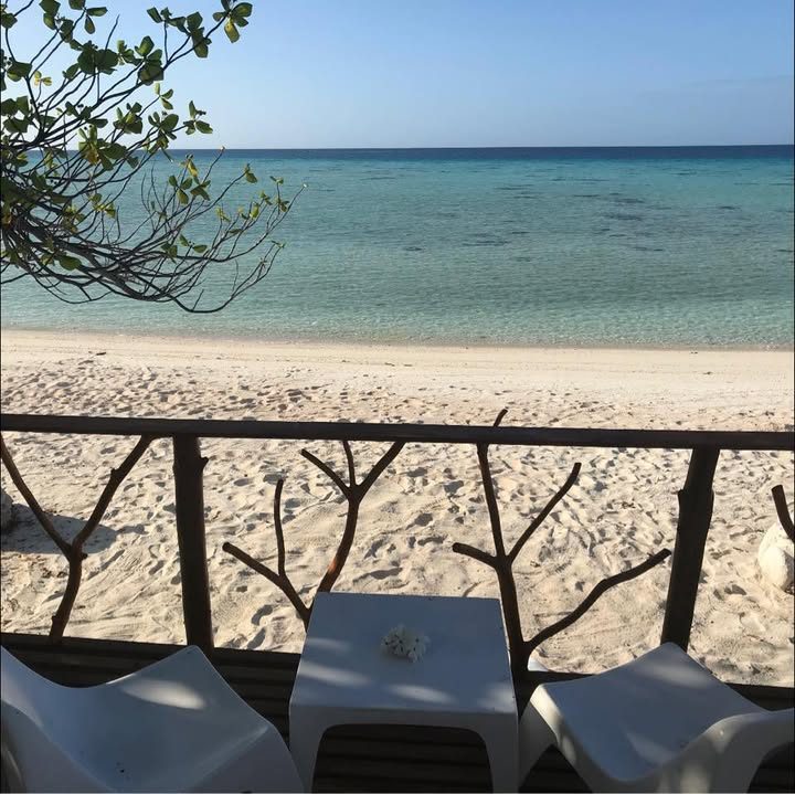 Vue sur le lagon et la plage depuis la terrasse
